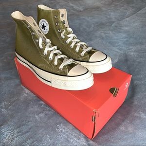 💫Brand new 💫unworn Converse high tops in Sold Out dark moss color💚💚